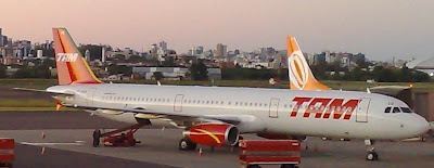 Avião da TAM pousado no Aeroporto Salgado Filho Porto Alegre